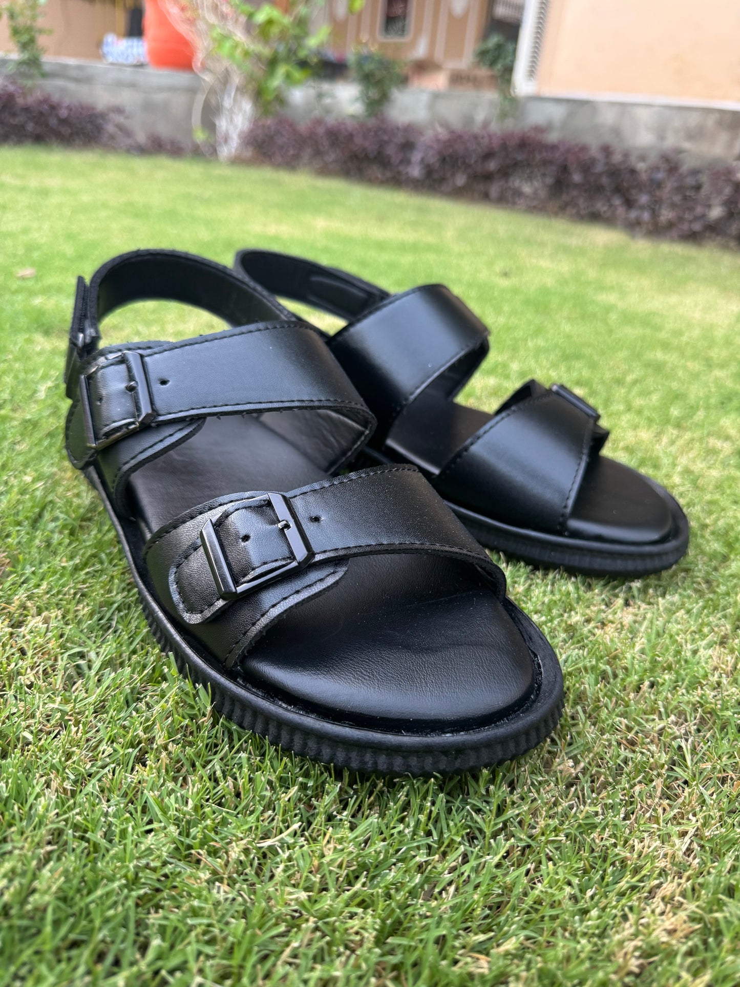 BLACK LEATHER BUCKLE SANDALS