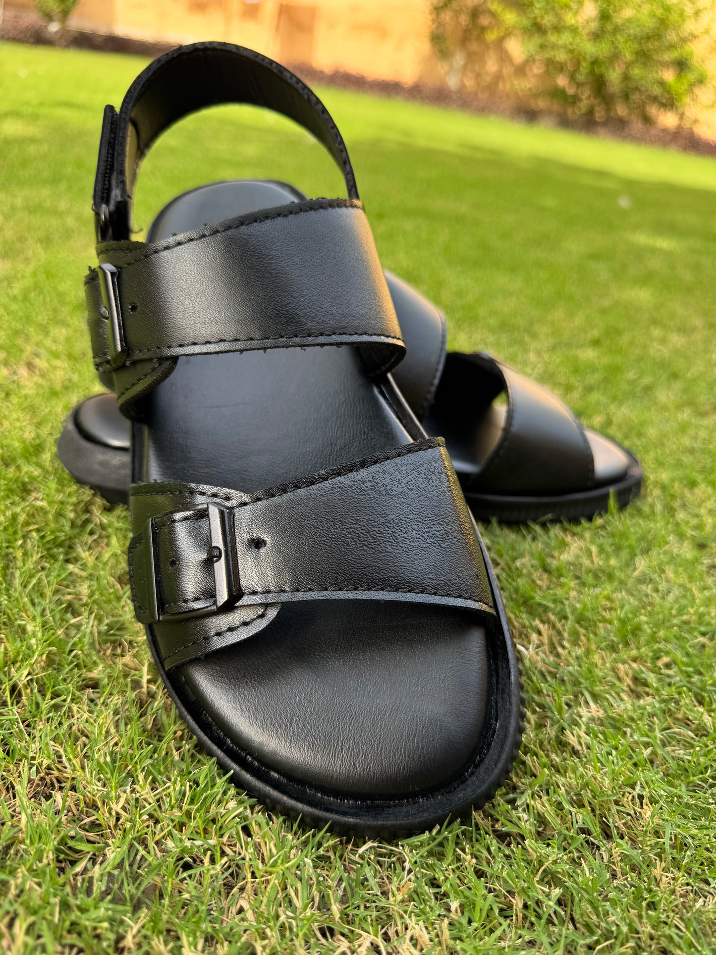 BLACK LEATHER BUCKLE SANDALS